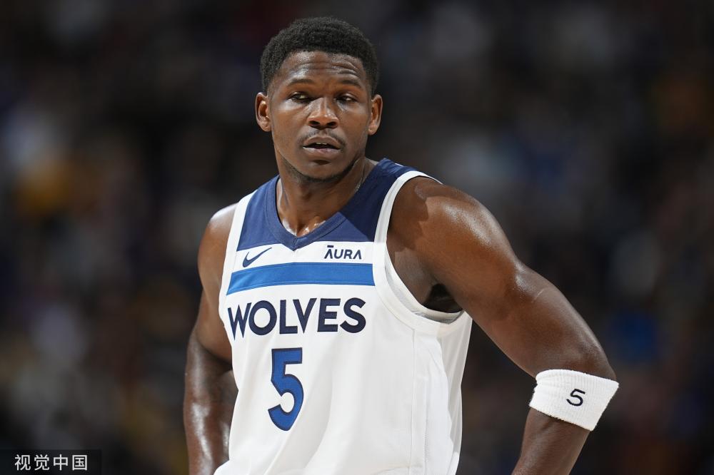 两座球场各 两座球场各