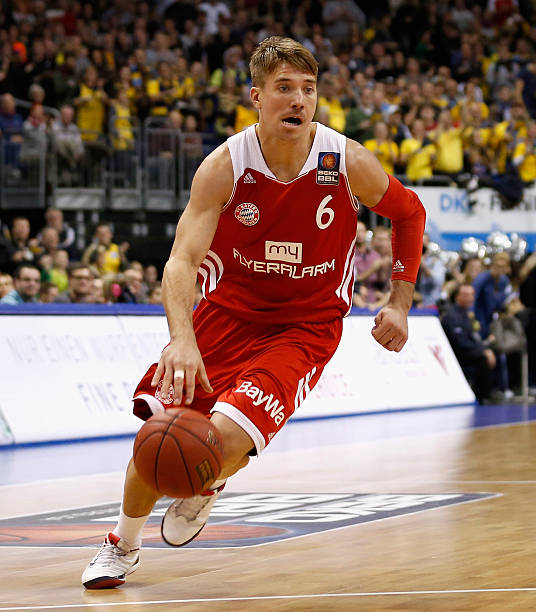 防线人手不 防线人手不